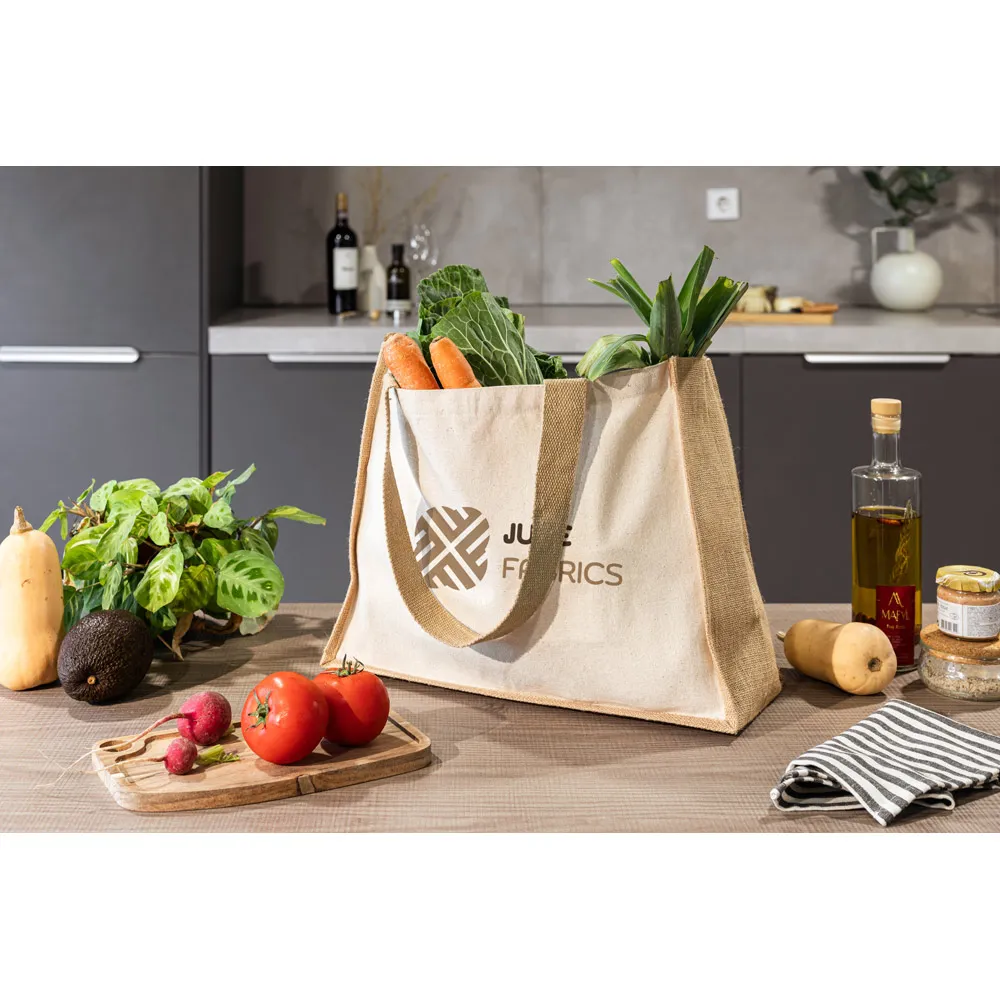 HELSINQUE. Sacola em canvas (320g/m²), com fundo e laterais em juta laminada (350 g/m²) de tons naturais
